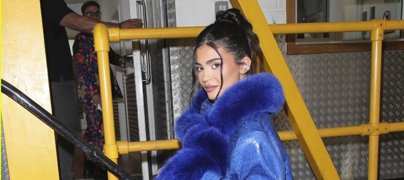 Kylie Jenner sành điệu đi ăn tối cùng bạn bè sau buổi chụp hình