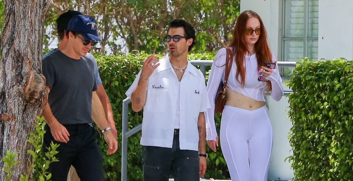 Sophie Turner diện đồ bó, khoe body nóng bỏng đi chơi cùng chồng