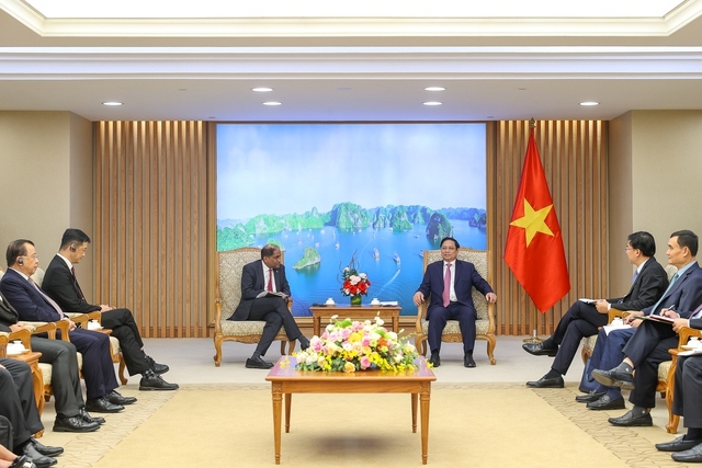 pm suggests singaporean firms expand investments in vietnam picture 1