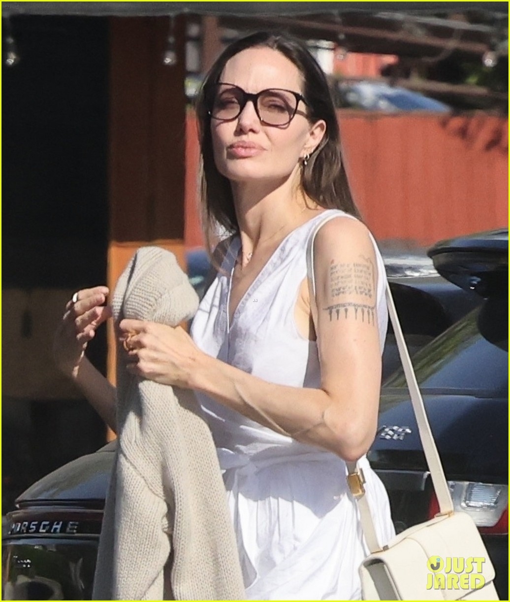 angelina jolie dien do hieu, de mat moc xinh dep di mua sam cung con trai hinh anh 3