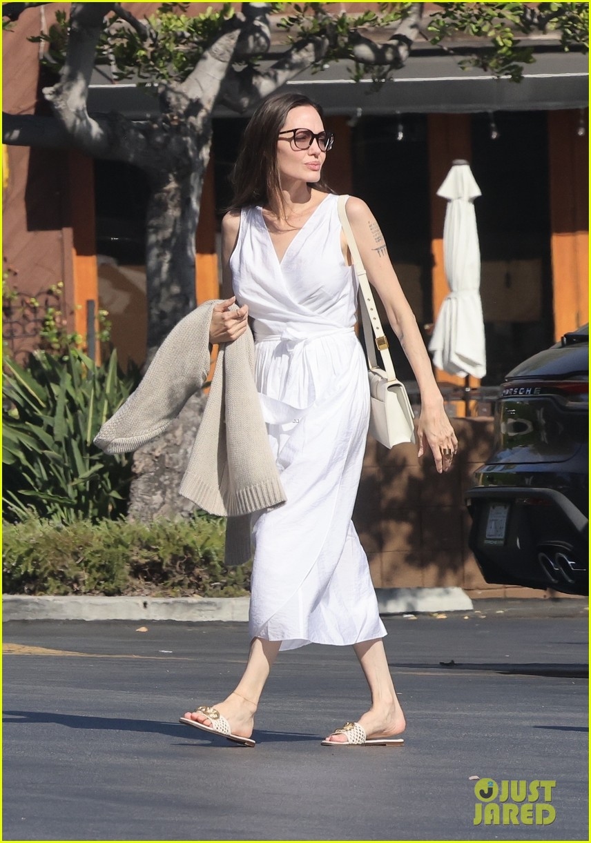 Angelina Jolie diện đồ hiệu, để mặt mộc xinh đẹp đi mua sắm cùng con trai - Ảnh 2.