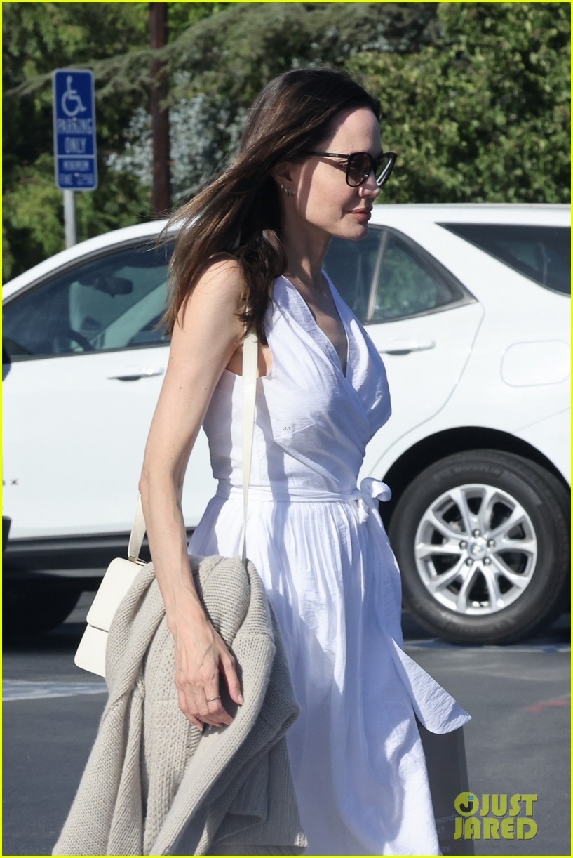 Angelina Jolie diện đồ hiệu, để mặt mộc xinh đẹp đi mua sắm cùng con trai - Ảnh 4.