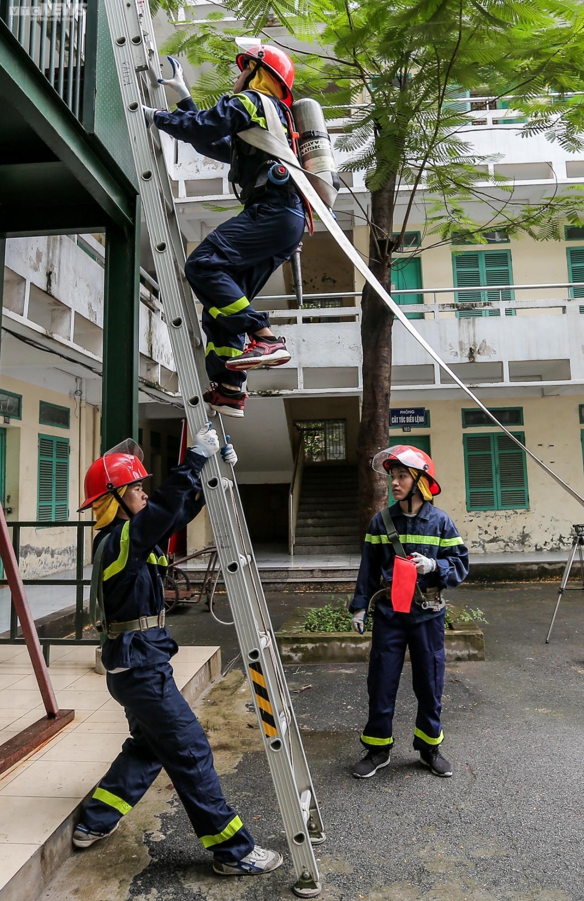 Một ngày tập luyện khắc nghiệt của các chiến sĩ trị giặc lửa - Ảnh 6.