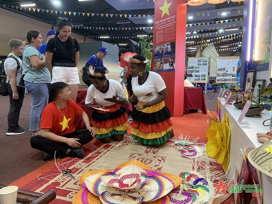 Guests have the chance to learn about the methods of producing Vietnamese fans. In artistic performances put on as part of the “Army of Culture” event, the Vietnamese team are currently placed second among a total of 17 participating teams.