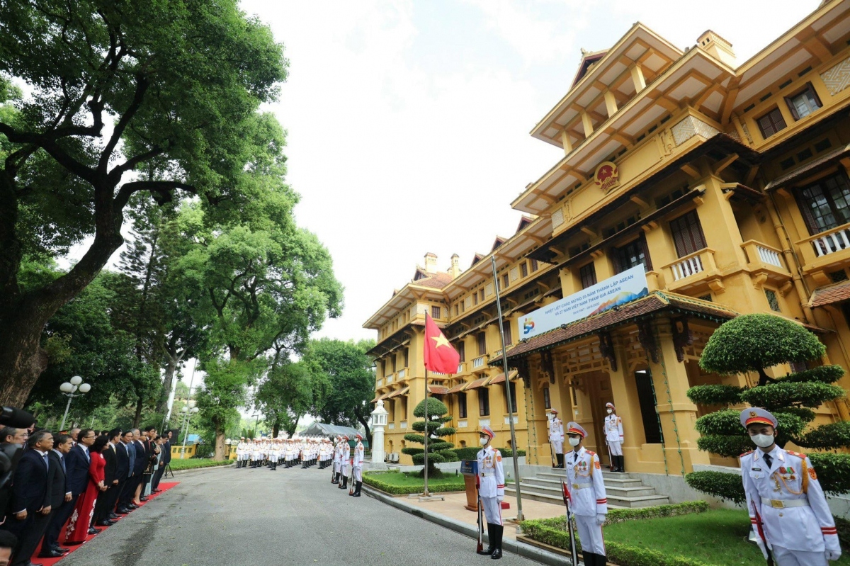 vietnam holds flag-raising ceremony to mark asean 55th founding anniversary picture 1