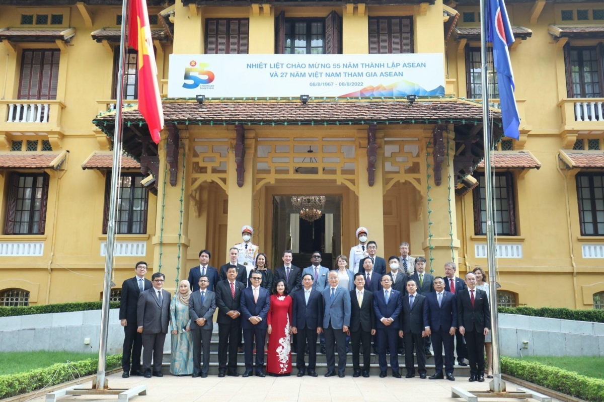 vietnam holds flag-raising ceremony to mark asean 55th founding anniversary picture 2