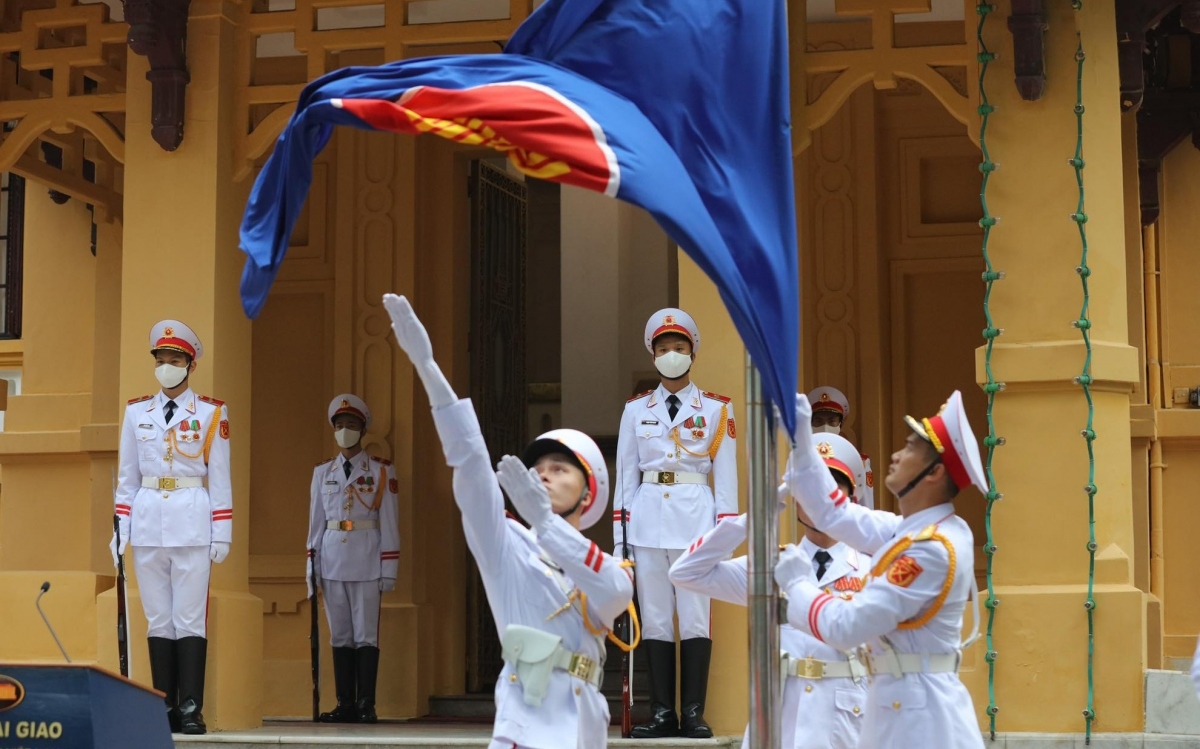 vietnam holds flag-raising ceremony to mark asean 55th founding anniversary picture 7