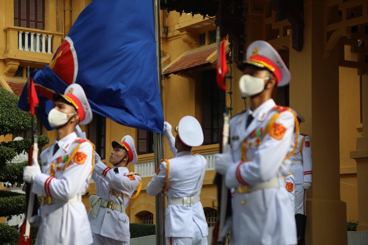 vietnam holds flag-raising ceremony to mark asean 55th founding anniversary picture 8