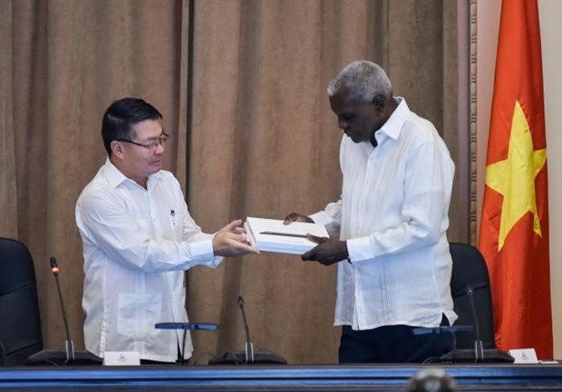 vietnamese legislature presents gifts to cuban counterpart picture 1