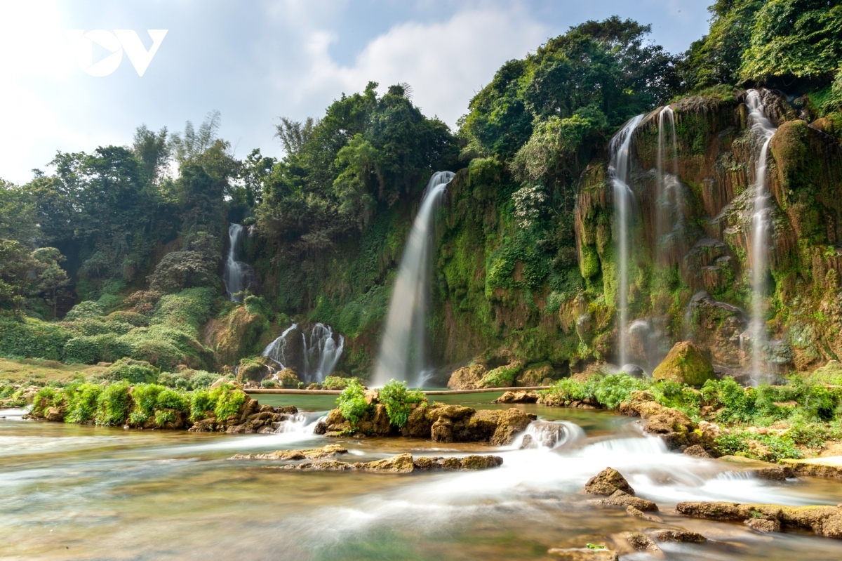 discovering southeast asia s largest waterfall in vietnam picture 3