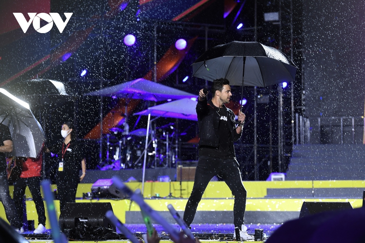 legendary boybands thrill music lovers at hay glamping festival in hanoi picture 9