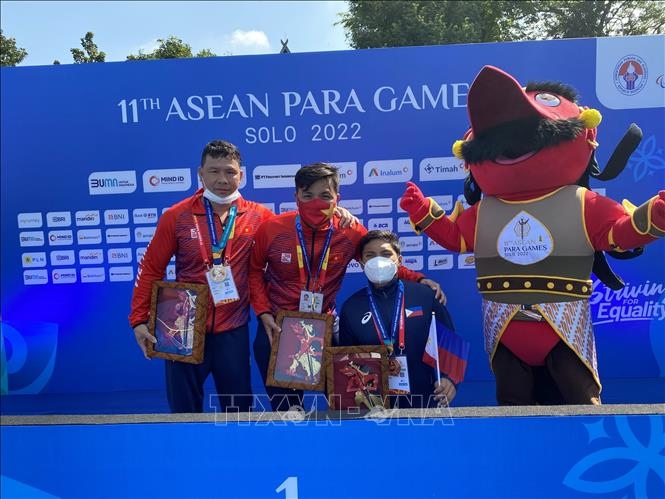 vietnamese swimmers continue to break records at 2022 apg picture 1