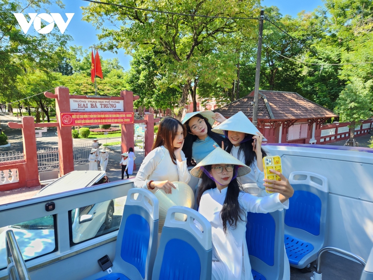 taking a tour of hue on double-decker bus picture 12