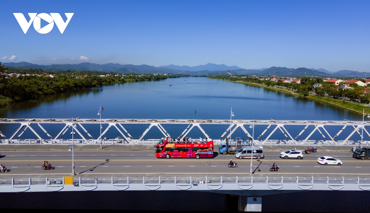 taking a tour of hue on double-decker bus picture 14