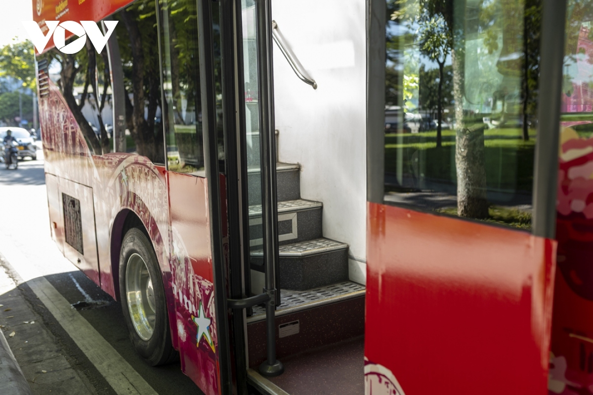 taking a tour of hue on double-decker bus picture 5