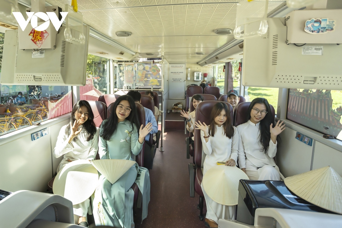 taking a tour of hue on double-decker bus picture 9