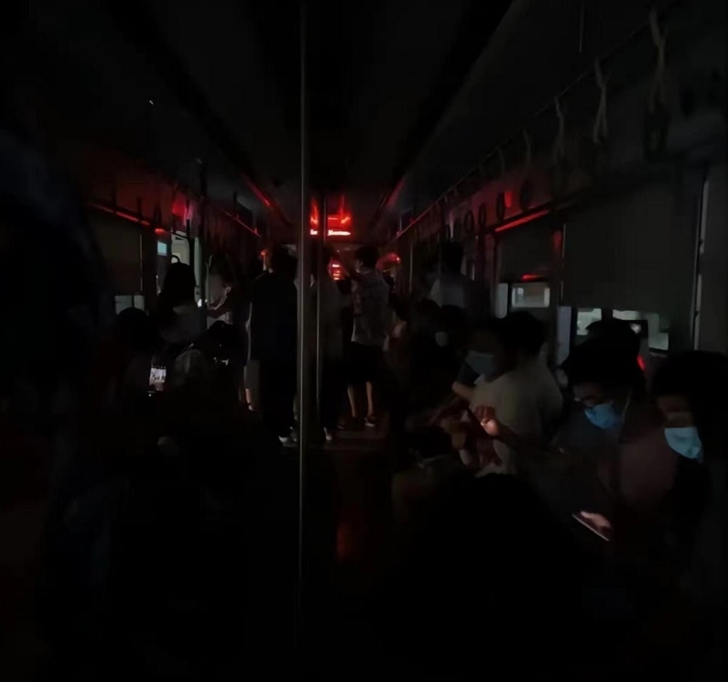Tàu điện ngầm, đường phố Trung Quốc chìm trong bóng tối để tiết ...