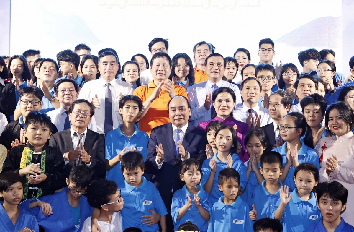 Chủ tịch nước mong muốn học sinh trường Hy Vọng vượt qua mất mát để vươn lên