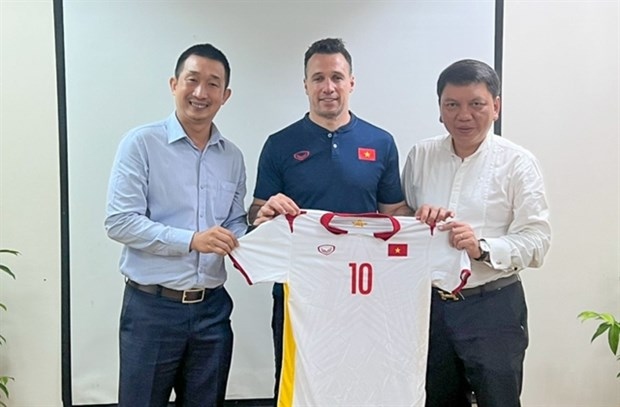 coach giustozzi diego raul aims to raise level of vietnamese futsal picture 1