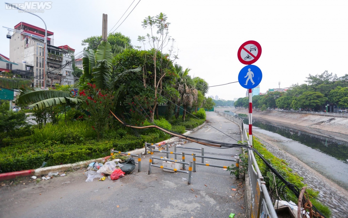 Tuyến đường đi bộ được đầu tư 64 tỷ đồng tại Hà Nội thành nơi đổ rác, bán trà đá