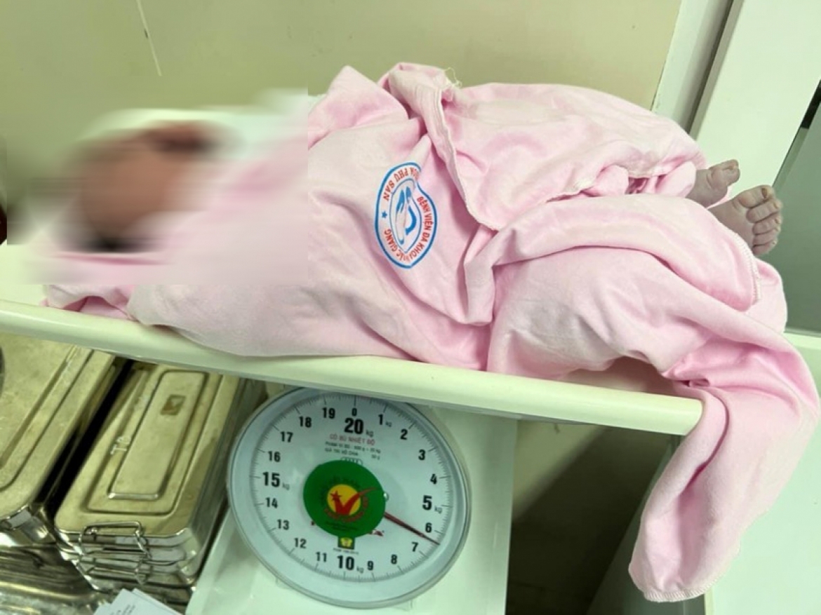 Một bé gái ở Bắc Giang chào đời với cân nặng 6,2 kg