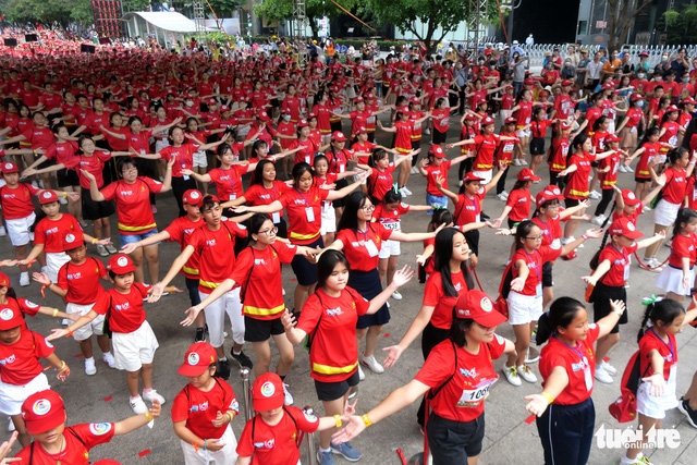 flashmob dance awarded vietnamese record picture 1