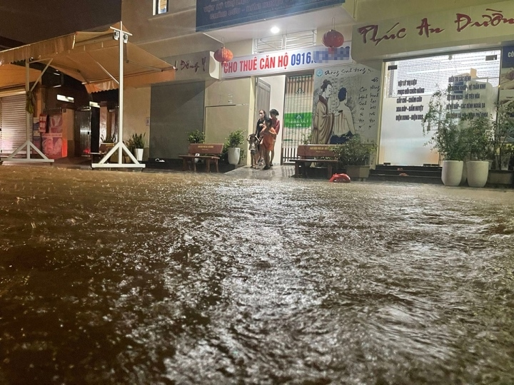 storm ma-on floods streets after making landfall in northern vietnam picture 4