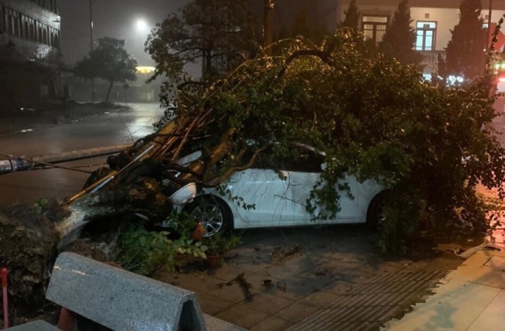 storm ma-on floods streets after making landfall in northern vietnam picture 5