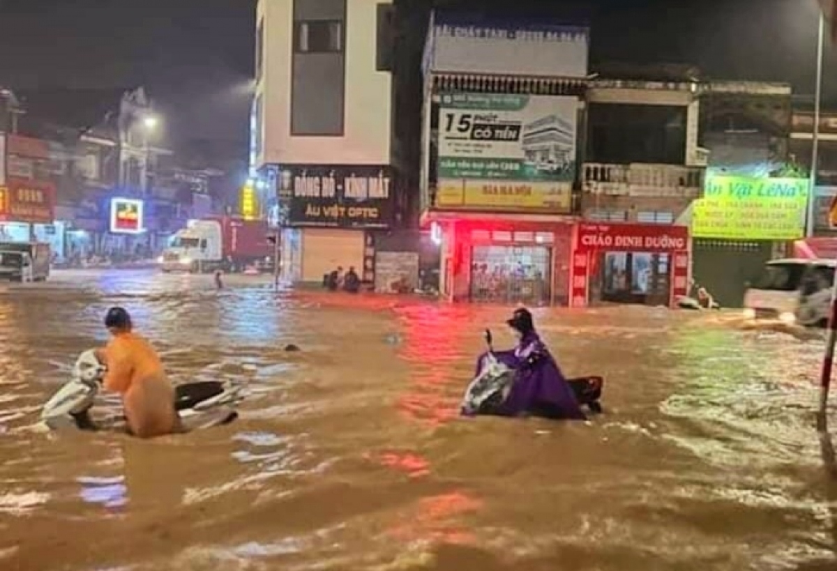 storm ma-on floods streets after making landfall in northern vietnam picture 7