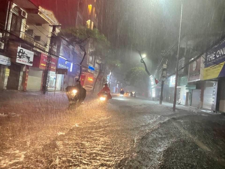 storm ma-on floods streets after making landfall in northern vietnam picture 9