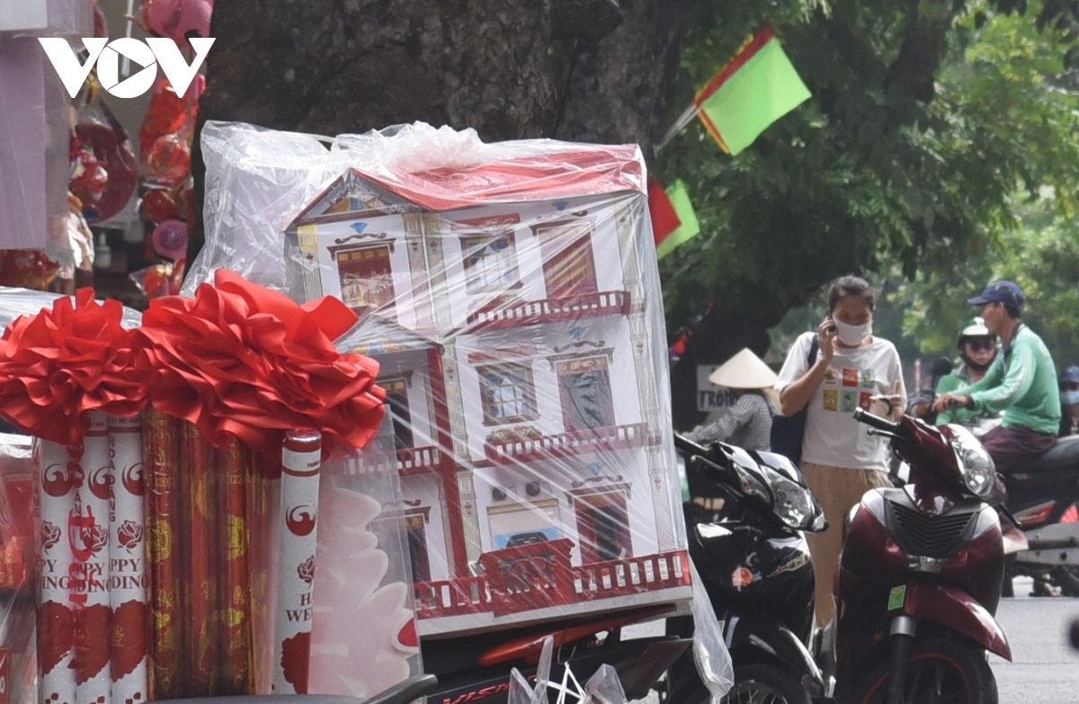 hang ma street bustling during ghost month picture 9