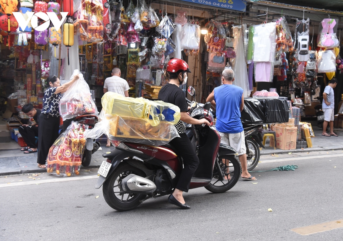 hang ma street bustling during ghost month picture 2