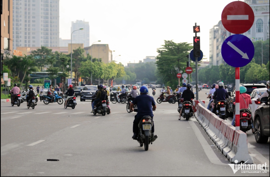 Xe máy chạy bát nháo lộn xộn ở Hà Nội