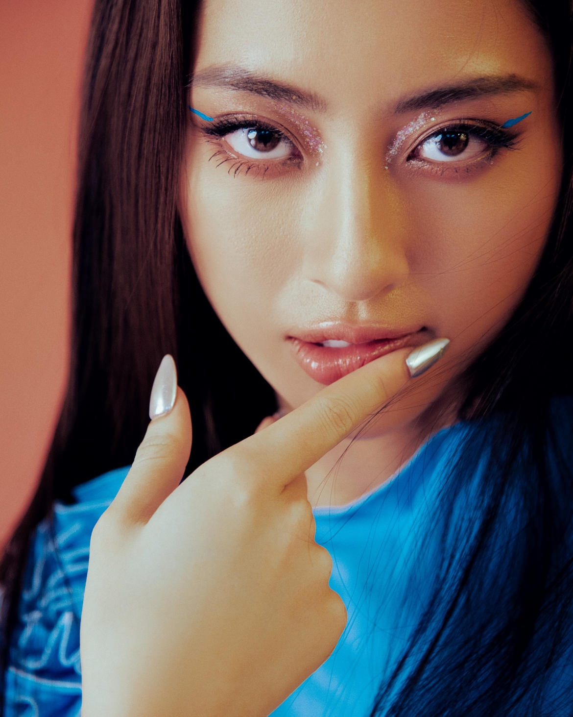 luong thuy linh cuc tao bao trong bo anh mung sinh nhat tuoi 22 hinh anh 3