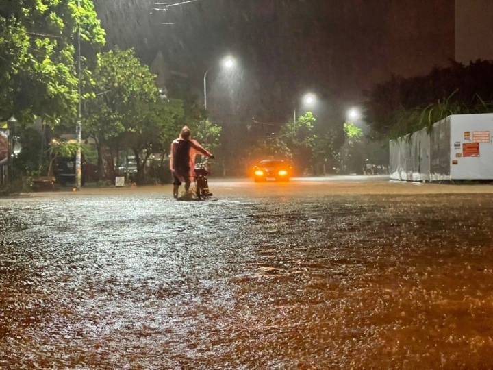 mua lon, nhieu tuyen pho o hai phong va quang ninh ngap trong bien nuoc hinh anh 2