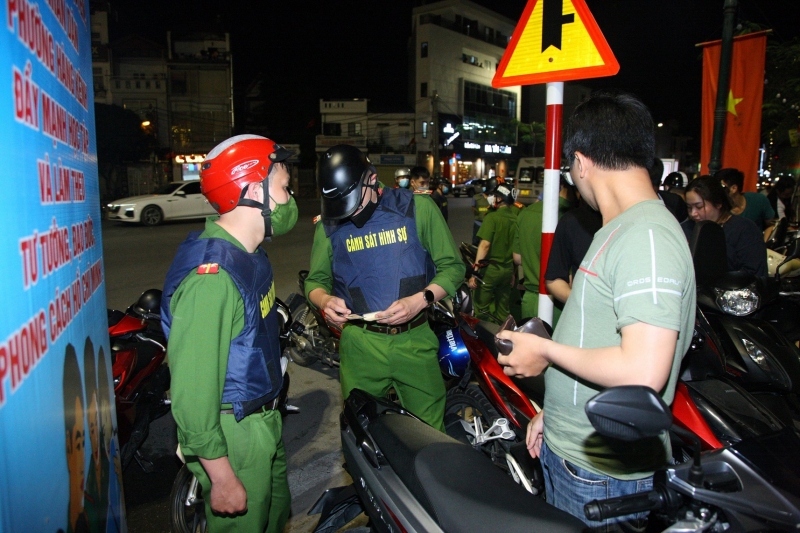 cong an hai phong gac cho dan choi, thuc cho dan ngu hinh anh 1