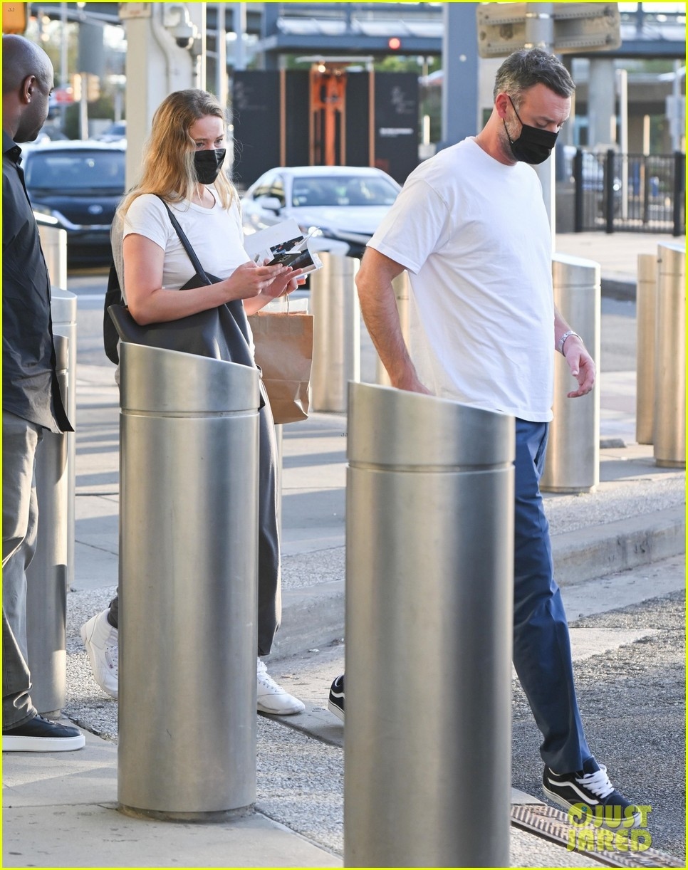 Vợ chồng Jennifer Lawrence lên đồ đồng điệu tái xuất ở sân bay - Ảnh 2.