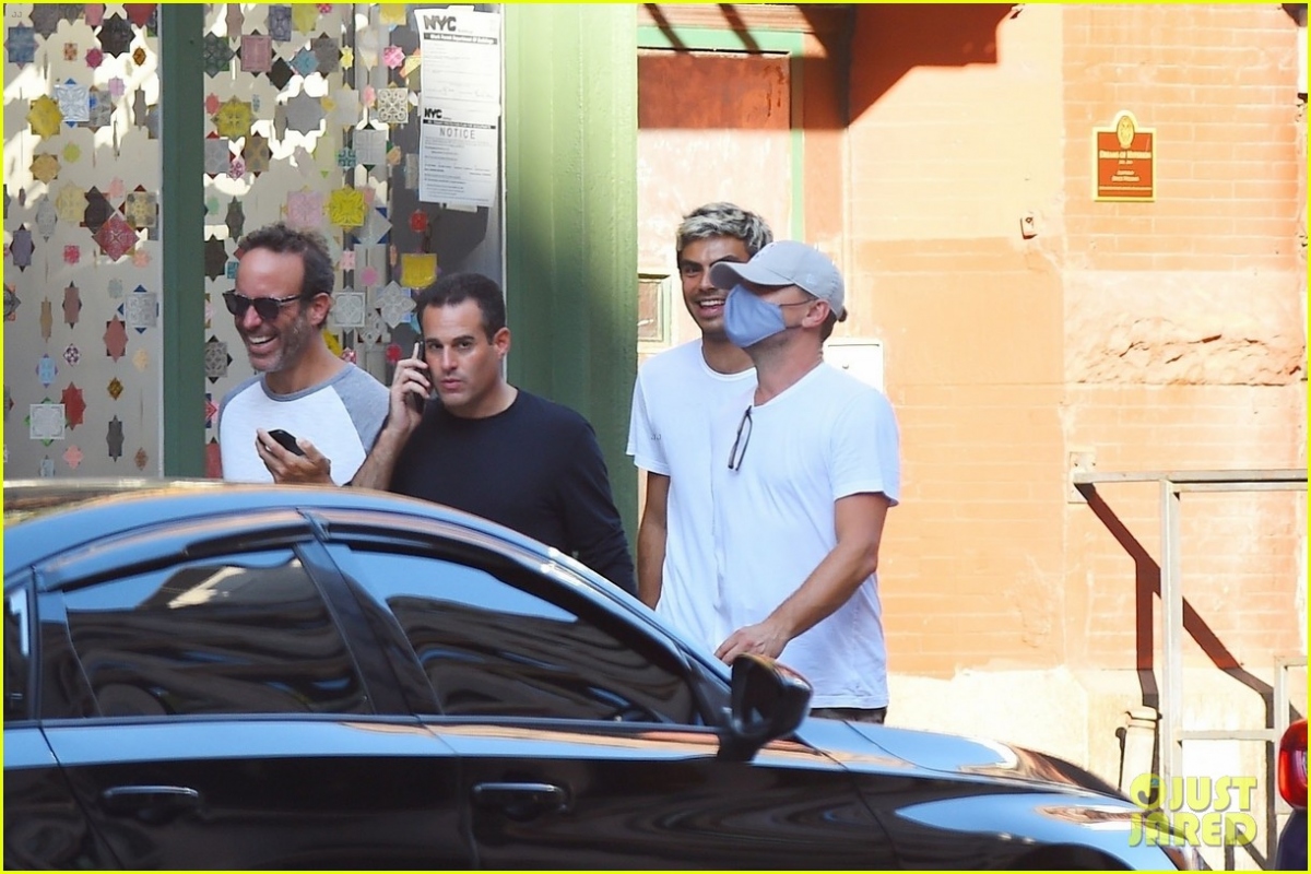 Leonardo DiCaprio đi ăn trưa cùng bạn bè sau khi chia tay bạn gái - Ảnh 2.