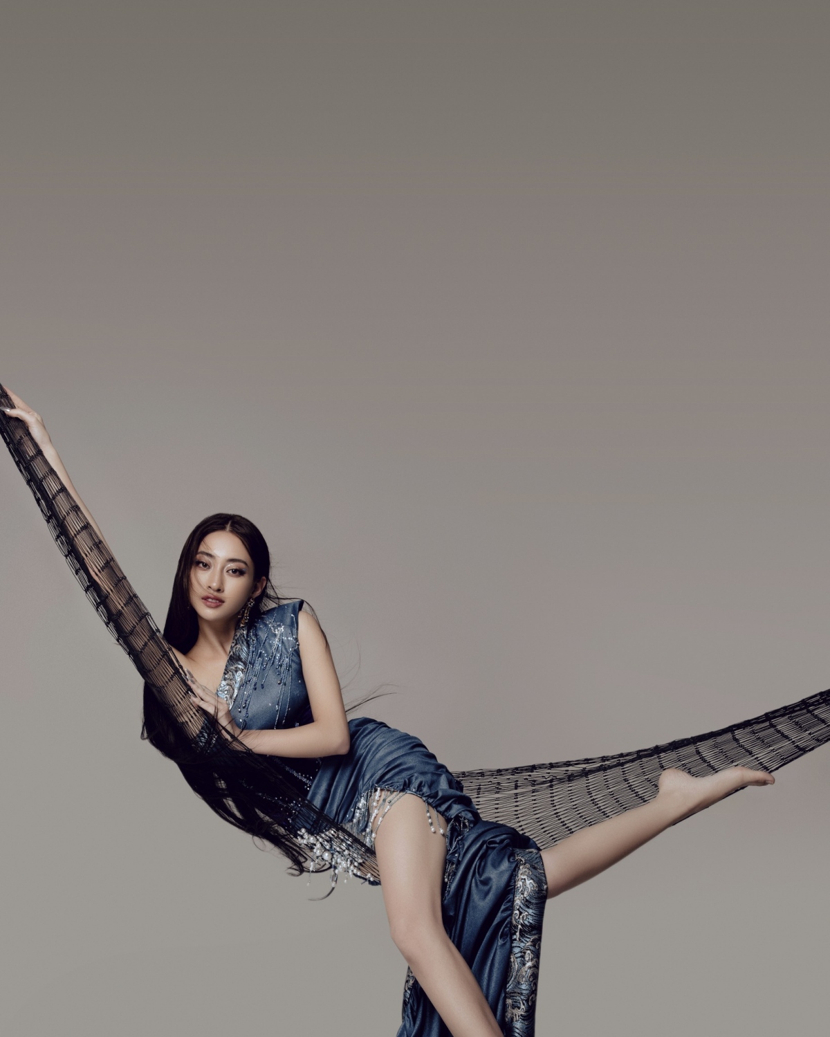 Hoa hậu Lương Thùy Linh lên đồ cực ngầu, tạo dáng sang chảnh trong bộ ảnh mới - Ảnh 5.