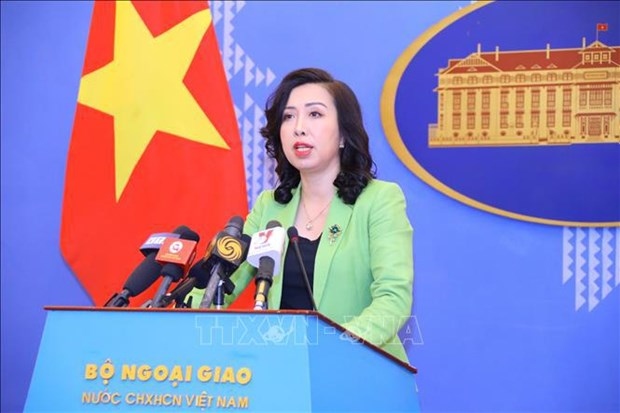 ministries work to smooth out problems with new version of vietnamese passport picture 1