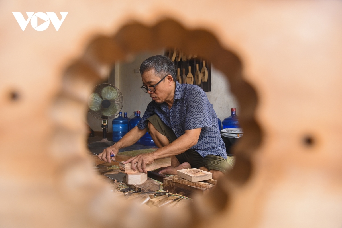 last moon-cake mold maker in hanoi keeps tradition alive picture 1