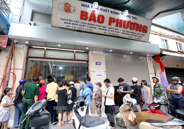 hanoians queue for mooncakes as mid-autumn festival approaches picture 1