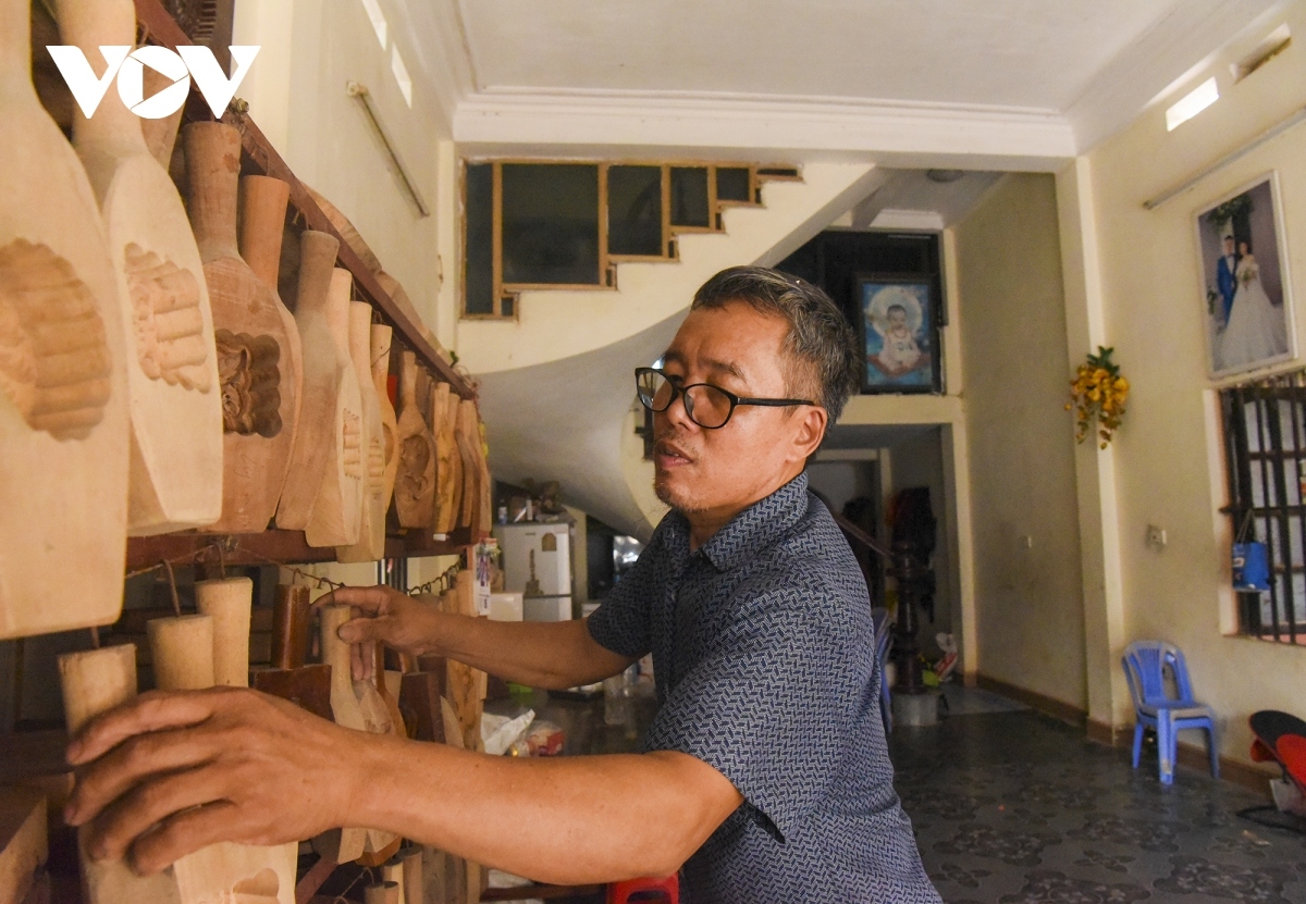 last moon-cake mold maker in hanoi keeps tradition alive picture 2