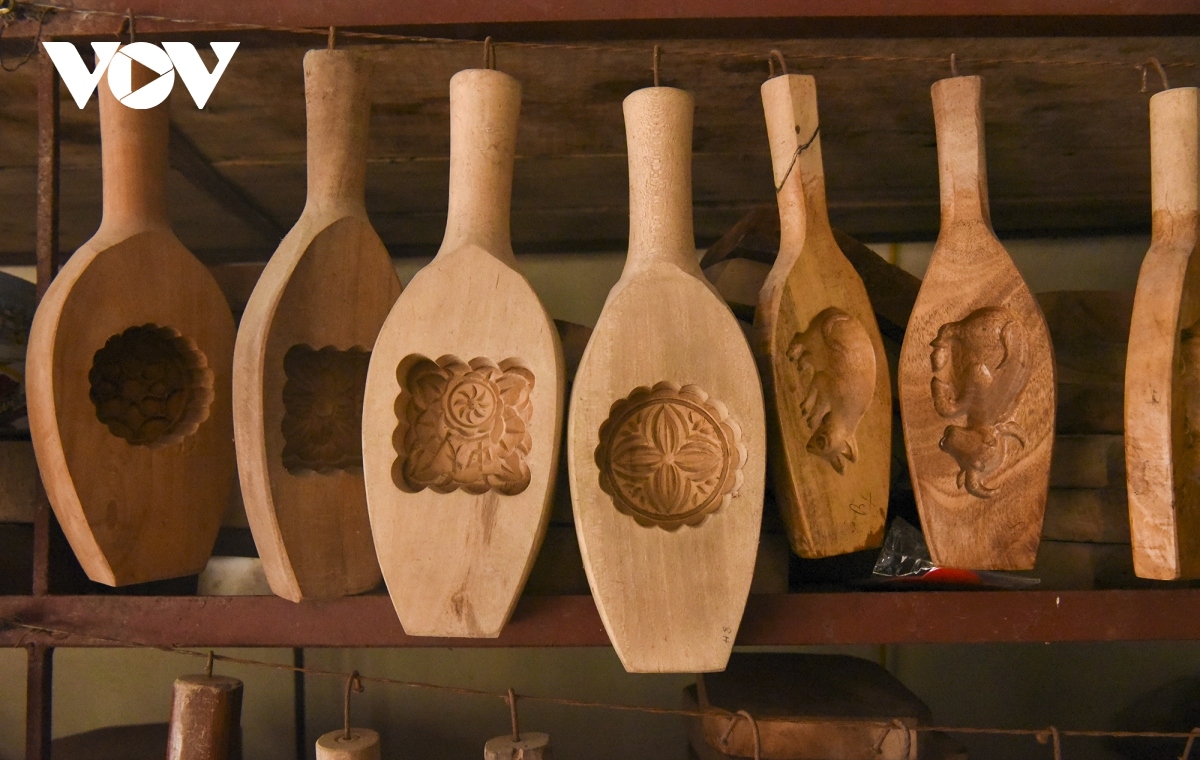 last moon-cake mold maker in hanoi keeps tradition alive picture 9