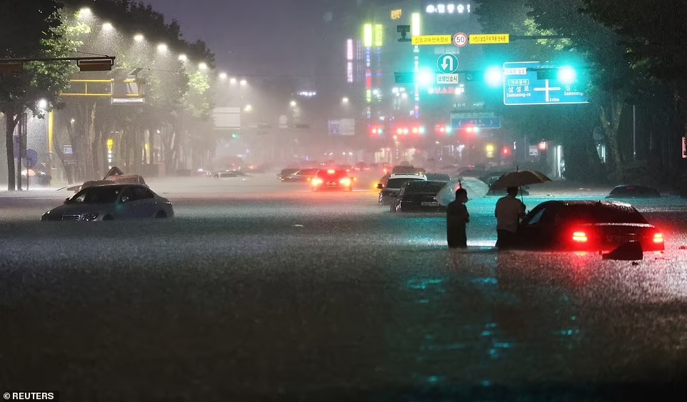 Hình ảnh mưa lũ lịch sử ở Seoul, ô tô bơi trong biển nước
