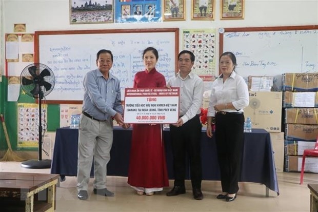 gifts presented to students of khmer-vietnam friendship primary school picture 1
