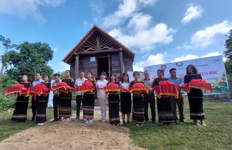 Khánh thành và trao tặng nhà sàn tình nghĩa cho buôn Hra Ea Hning, Cư Kuin