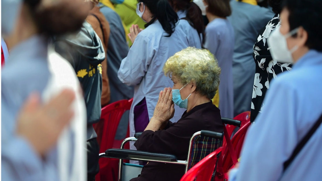 hcm city holds grand requiem in remembrance of covid-19 victims picture 7