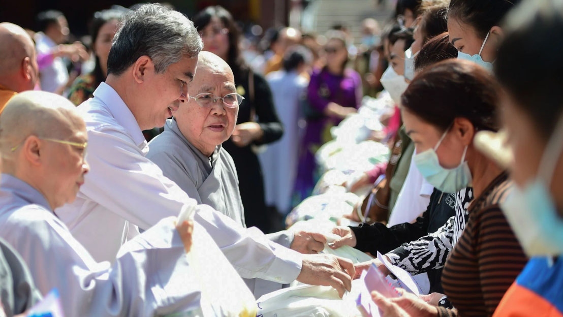 hcm city holds grand requiem in remembrance of covid-19 victims picture 8