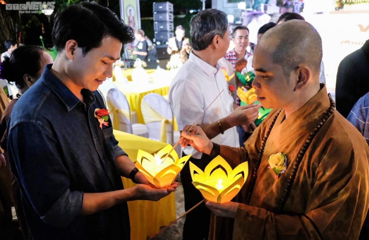 thousands of buddhist followers celebrate vu lan festival picture 9